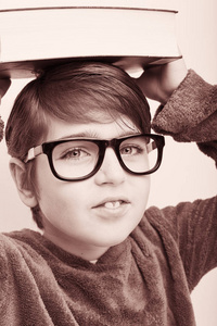 一个英俊的男孩小孩眼镜与书中的肖像