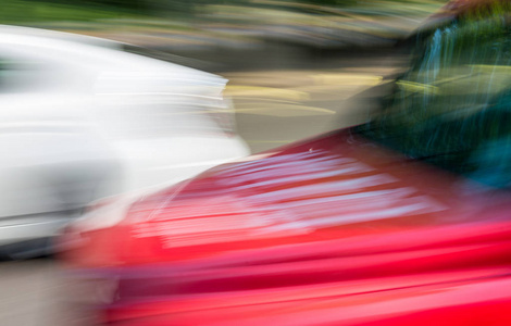 伦敦快速行驶的红色出租车的模糊视图
