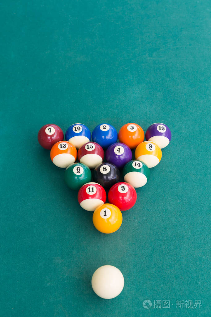 顶视图的游泳池台球斯诺克绿色桌上的球