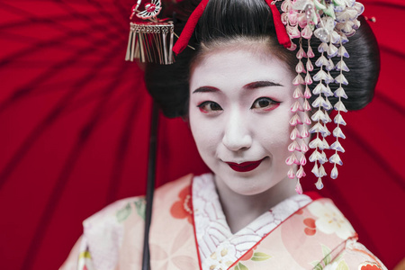 在祗园舞妓艺妓的肖像日本女人艺妓和富士山在京都的祗园舞妓艺妓的