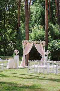 婚礼仪式上，装饰用布和花拱