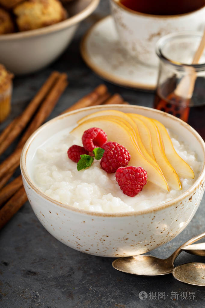 米饭布丁为覆盆子和梨为早餐