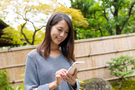 使用移动电话的女人