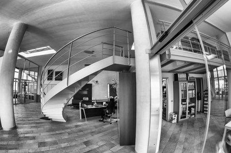 现代办公室与圆形楼梯