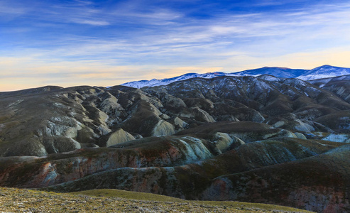 在冬天的傍晚的夕阳红颠簸山。Khizi.Azerbaijan