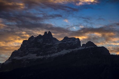 多洛米蒂山周围肾上腺皮质激素 D Ampezzo 的夕阳