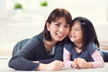 很高兴日本妈妈带着小女儿在家里去玩