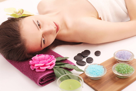 水疗中心.护理面部.美丽的年轻女子在美容院得到了脸治疗照片