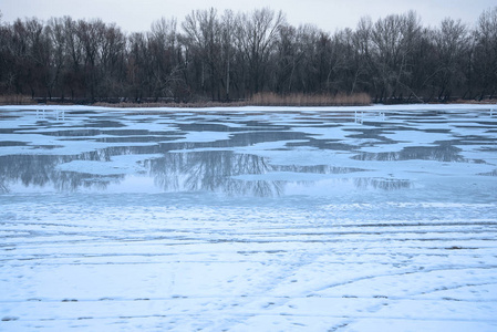冰封的湖的照片