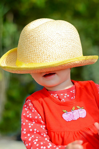 在海滩上戴着帽子的小女孩