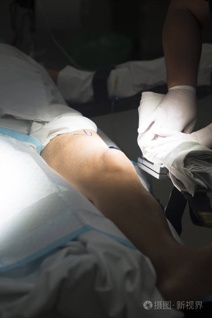 在手术室病人腿