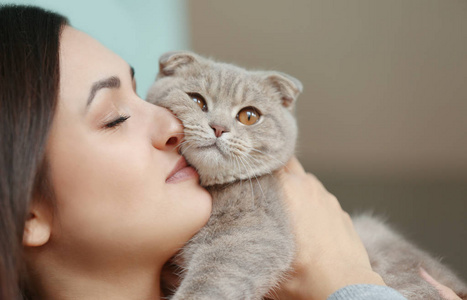 美丽的年轻女子，与可爱猫咪