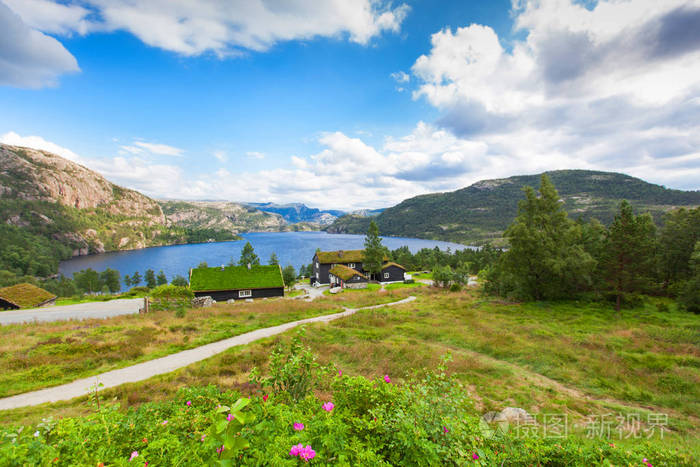 美丽的风景,挪威房屋的屋顶绿化,多山的地形和水库