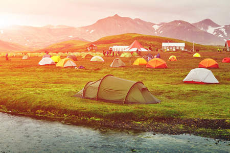 在冰岛徒步旅行。与山湖附近的帐篷露营