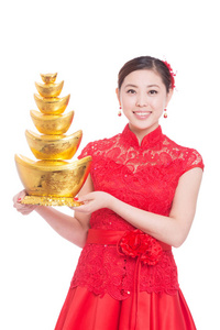 女人抱着金元宝，在中国新的一年