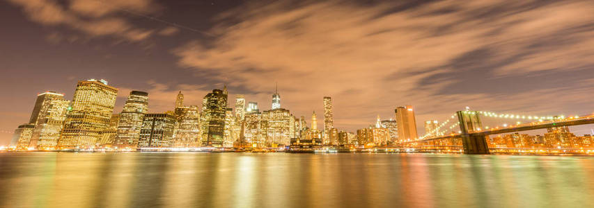 曼哈顿和布鲁克林桥的夜景