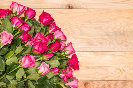 新鲜的粉红色玫瑰花木制甲板上。为爱或情人节的一天