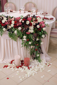 婚礼表装饰着花束和蜡烛