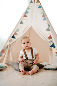 画像的可爱小男孩微笑庆祝 1 年生日快乐。一岁欧洲小绅士坐在婴儿帐篷窝棚