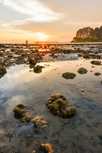 美丽的夕阳与海景和石头