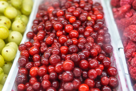 在超市的冷冻水果的特写镜头。覆盆子。越桔 健康食品