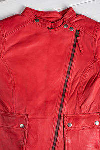 红色的皮夹克。皮革夹克宏的详细信息