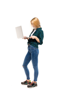 年轻的金发女子，手里拿着一台笔记本电脑