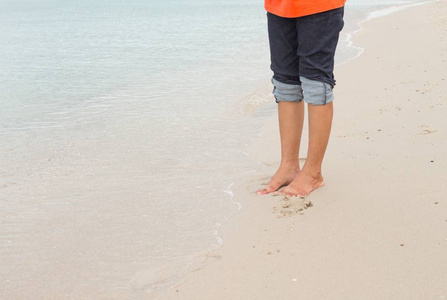 赤脚腿走在海边, 假期在夏天