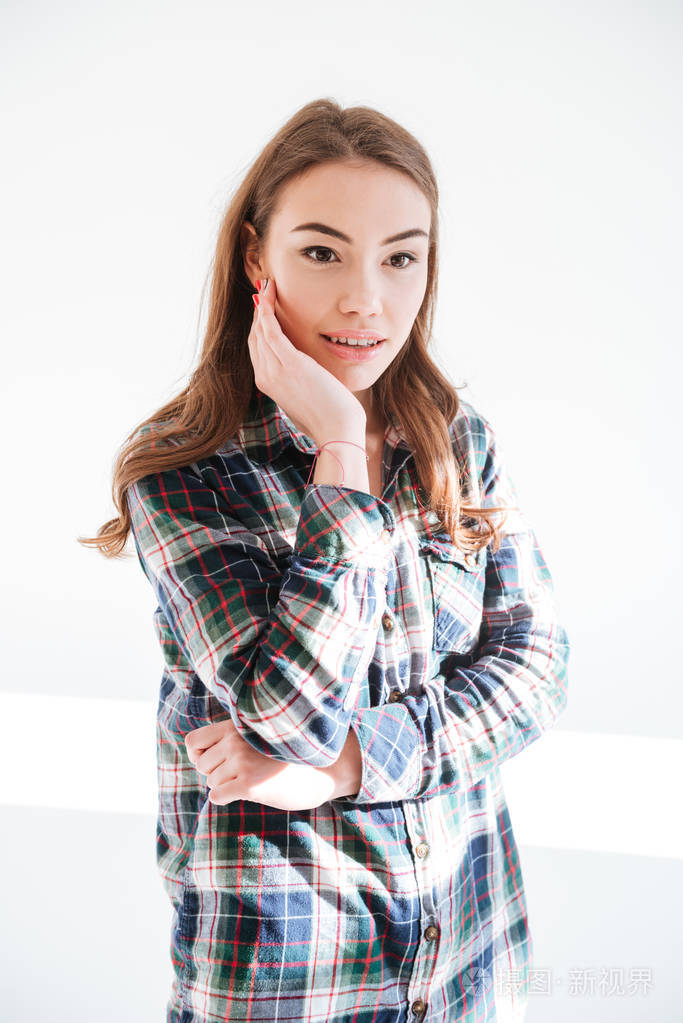 沉思美丽的年轻女人站双手与思考