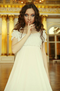 一位穿着白色衣服的美丽年轻维多利亚时代女士的肖像