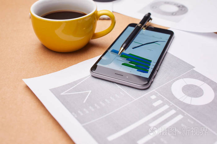 商务智能手机在桌子上
