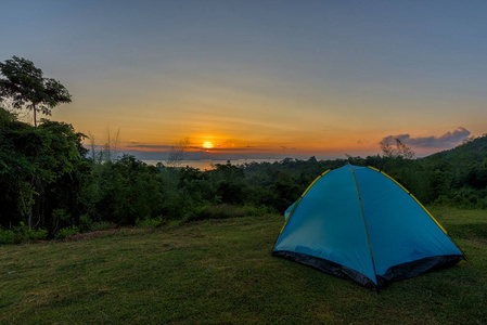 旅游帐篷营地之间在日出山草甸
