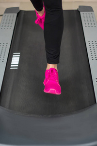 在健身房的跑步机适合女性双腿