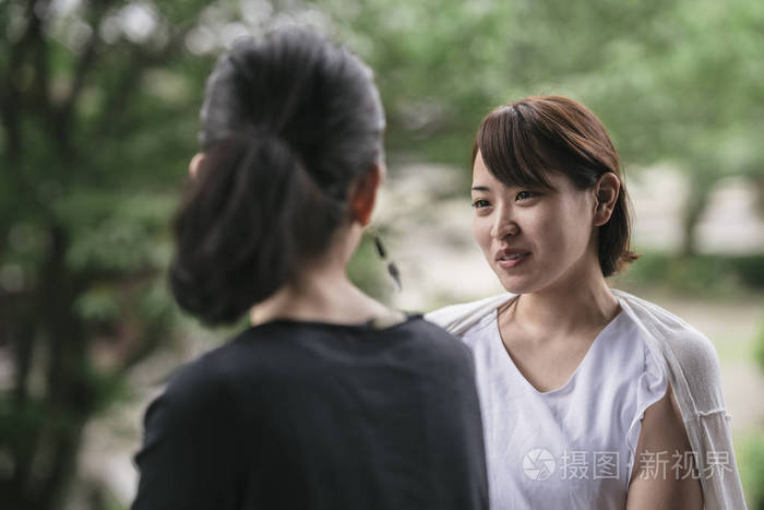 两个年轻的日本女人聊天