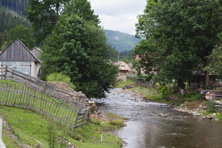 河在山区农村的绿色银行图片