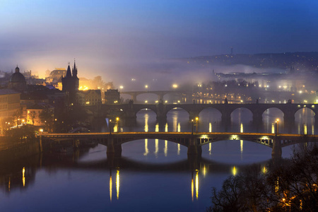 令人惊异的查理大桥，在有雾的早晨，布拉格，捷克共和国