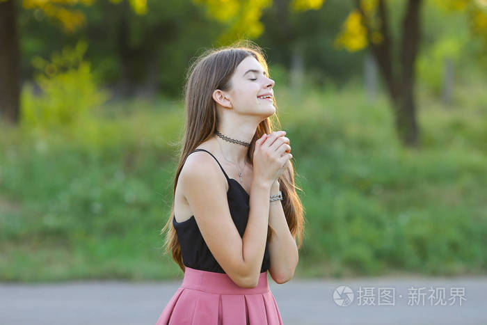 年轻漂亮的女孩显示情绪高兴快乐幸福