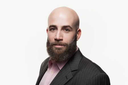 留着胡子的年轻光头男人照片