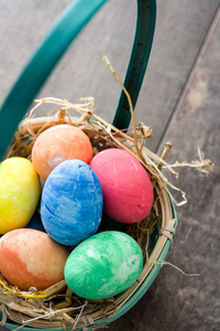 木制背景上一篮子的复活节彩蛋