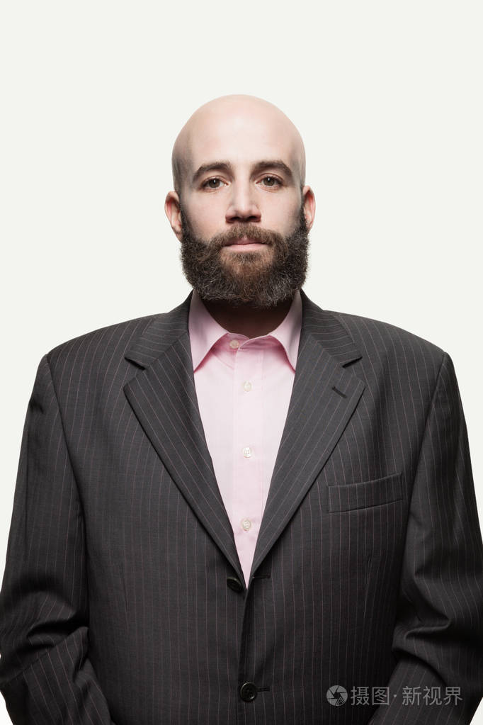 留着胡子的年轻光头男人