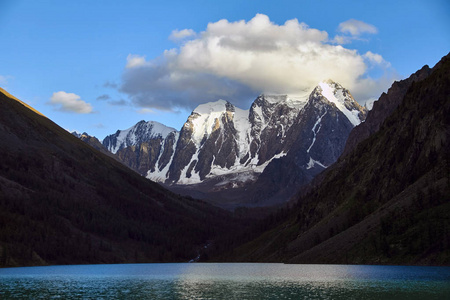 通过山谷徒步旅行。美丽的野生动物。阿尔泰山，Shavlinsky 湖，俄罗斯的道路。西伯利亚雪山峰。在夏天在山里徒步旅行