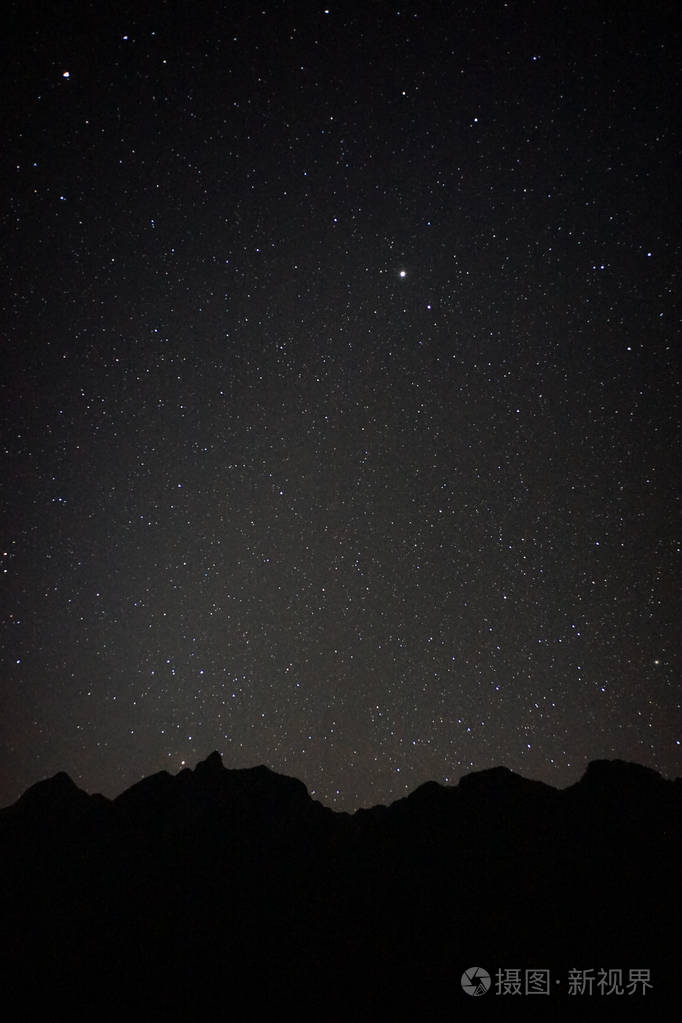 黑色的山与满星星在天空中