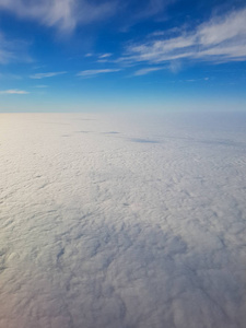 从飞机上俯瞰美丽背景天空