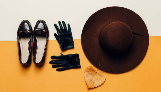 秋天的配件。时装鞋，手套，帽子。时尚复古 St