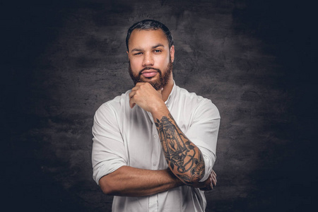 文艺纹身胳膊纹身的胳膊的黑人男子照片