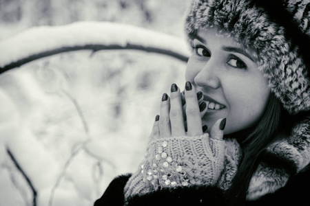 一个漂亮的女孩，在一件毛皮大衣在冬天的肖像