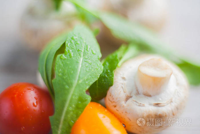 新鲜的西红柿和蘑菇 芝麻菜在厨房里