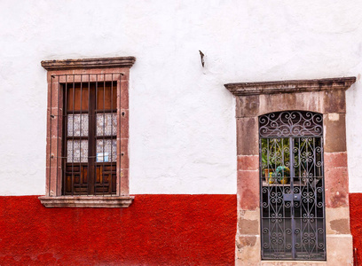 红色白色墙金属门窗口圣米格尔阿连德墨西哥