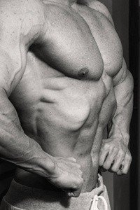 在健身房锻炼的肌肉健美男人图片