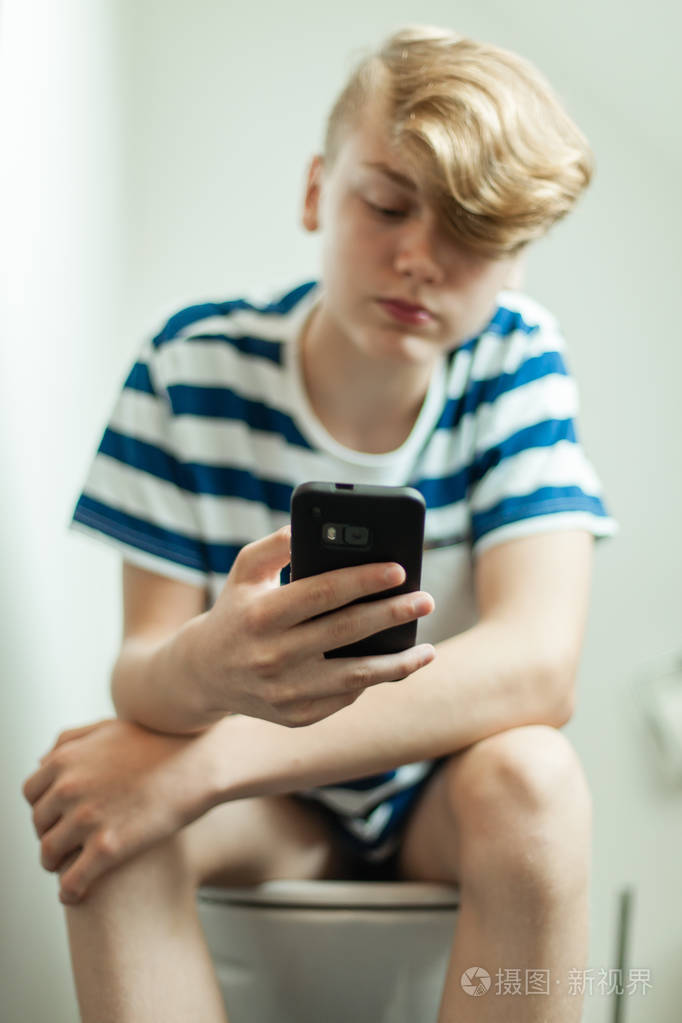 青少年使用智能手机上厕所